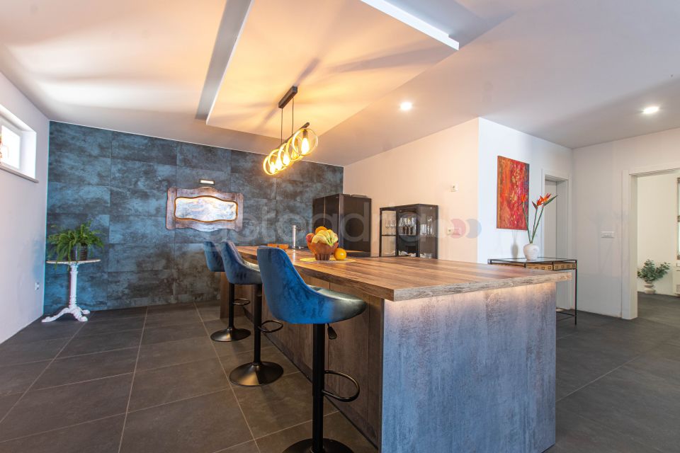 Apt s bazenom Lapis 