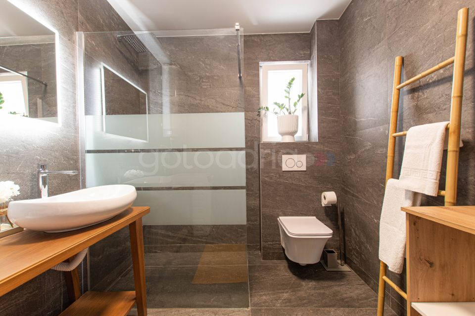 Apt s bazenom Lapis 