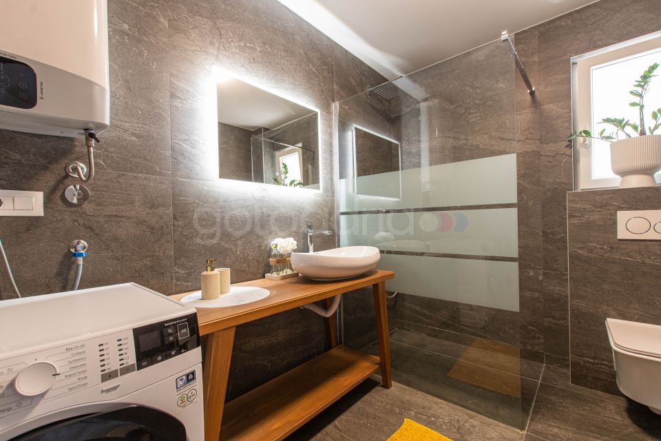 Apt s bazenom Lapis 